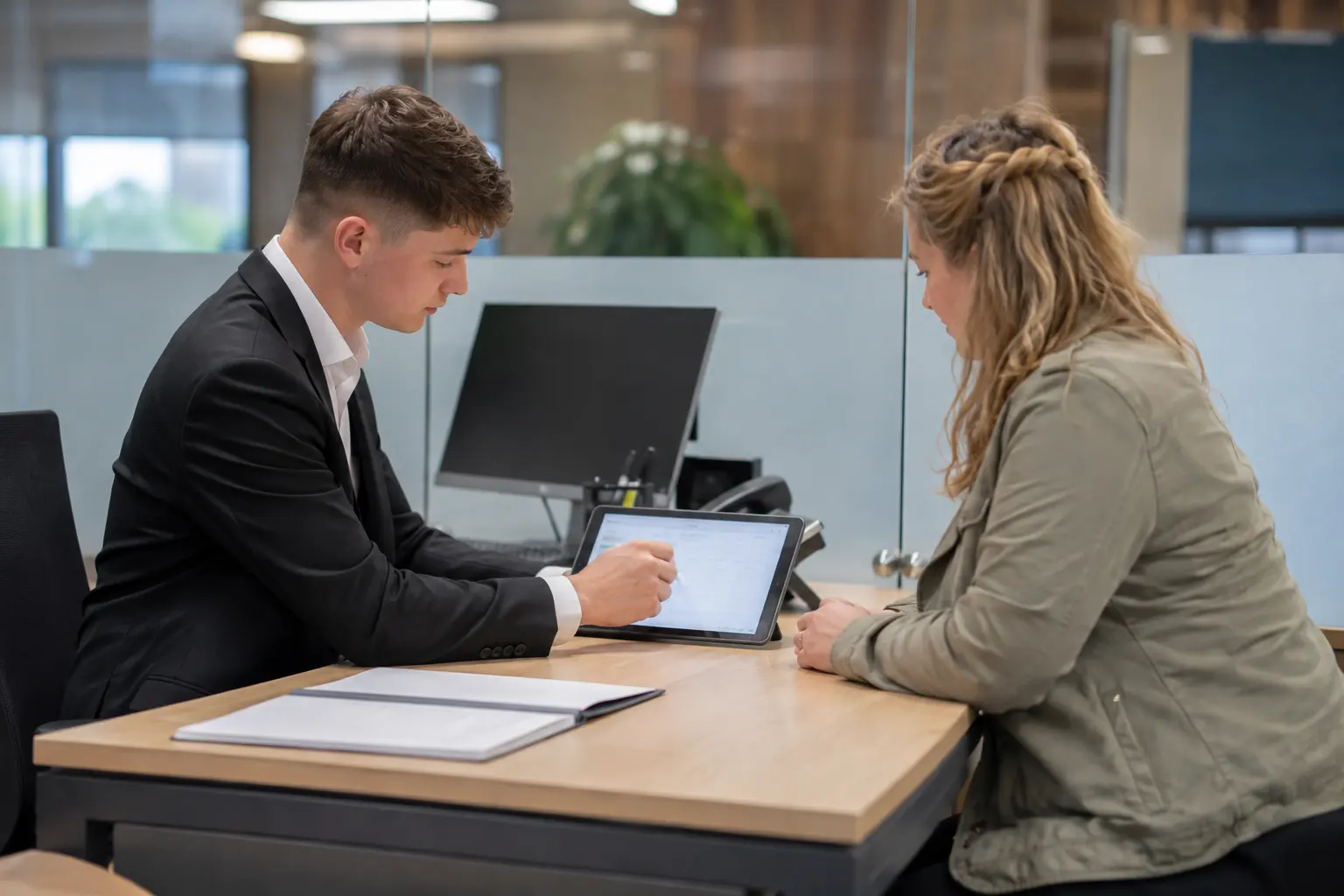 Bankkaufmann/-frau: wie man Kundenanliegen in analoger und digitaler Form aufnimmt und Kundenwünsche ermittelt, Kundenfragen beantwortet