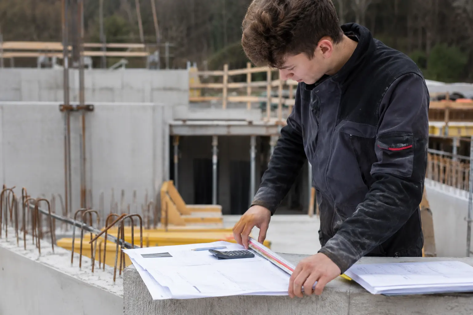 Bautechnische/r Konstrukteur/in bei der Arbeit