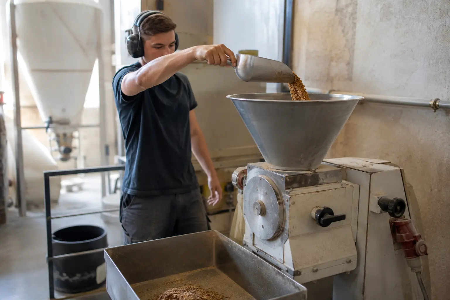 Brenner/in: wie man mit Geräten und technischen Einrichtungen zum Wiegen, Messen, Reinigen und Zerkleinern der Rohstoffe umgeht