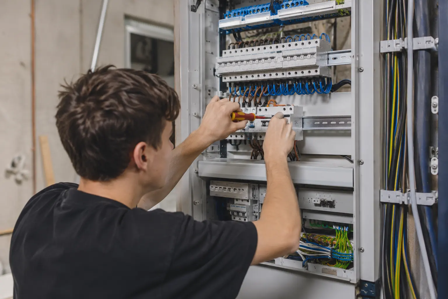 Elektroanlagenmonteur/in: wie man elektrische Anlagen installiert und montiert