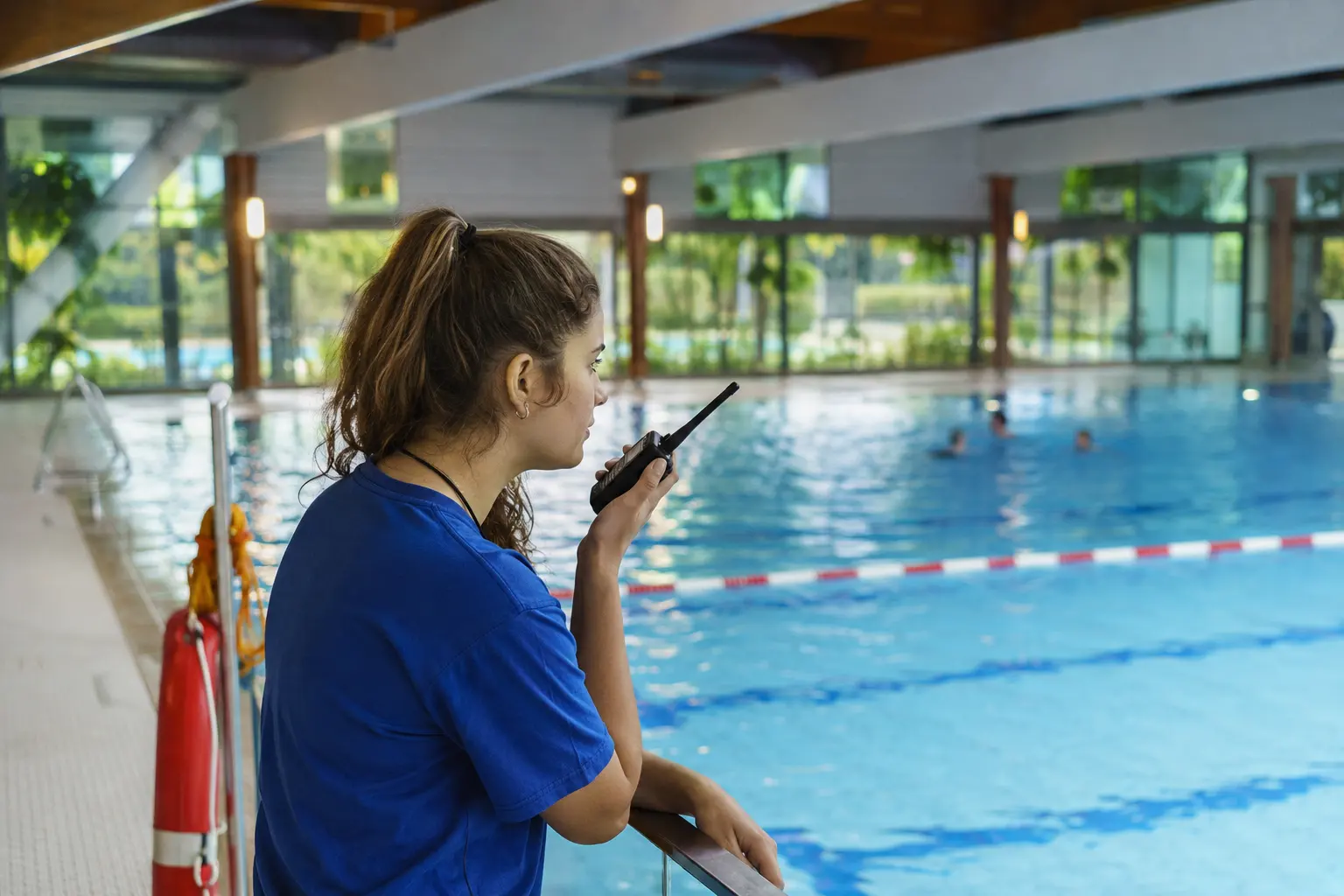 Fachangestellte für Bäderbetriebe beaufsichtigt das Schwimmerbecken
