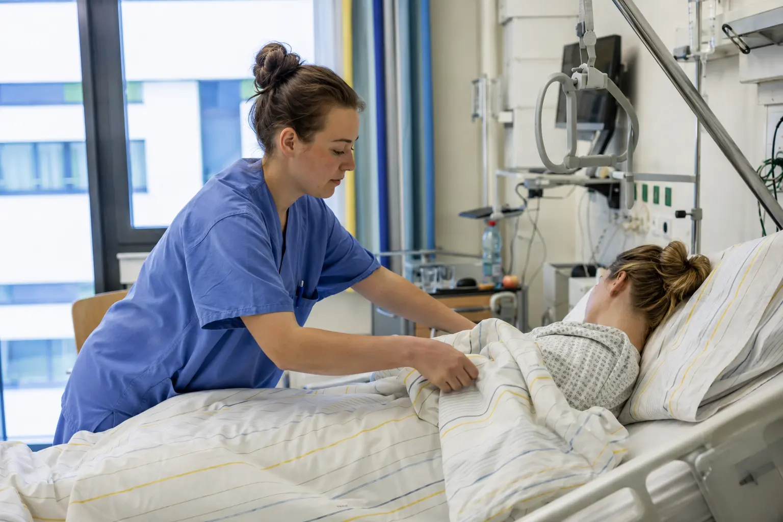 Gesundheits- und Krankenpflegehelfer/in bei der Arbeit