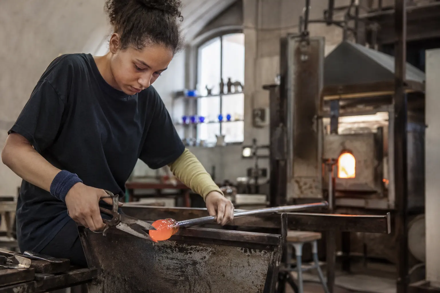 Glasbläser/in: wie man Werkzeuge für das Kunstglasblasen handhabt