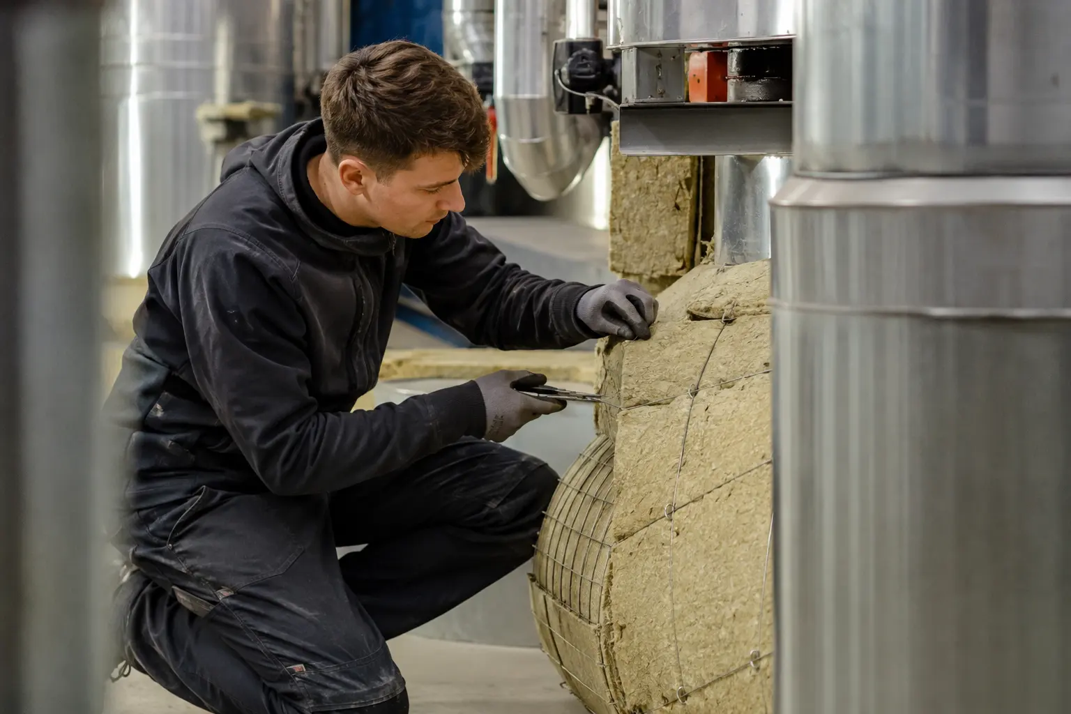 Isolierfacharbeiter/in bei der Arbeit