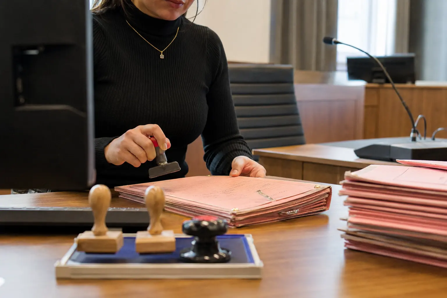 Justizfachangestellte/r: wie man in Zivilprozessverfahren mitwirkt, u.a. Mahnverfahren übernimmt, Ladungen vornimmt, Rechtskraftbescheinigungen