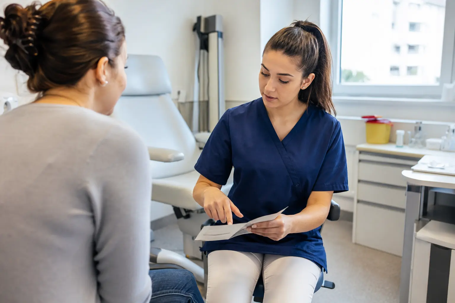 Medizinische/r Fachangestellte/r: wie man Patienten vor, während und nach der Behandlung betreut und berät