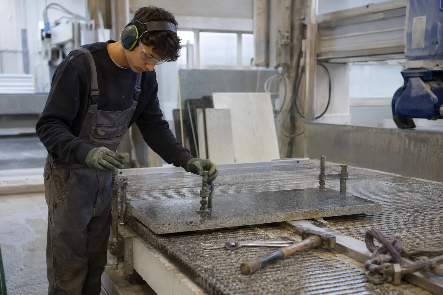 Naturwerksteinmechaniker/in: Was beim Einrichten, Sichern und Auflösen eines Arbeitsplatzes zu beachten ist