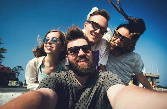 Freunde machen zusammen ein Selfie.